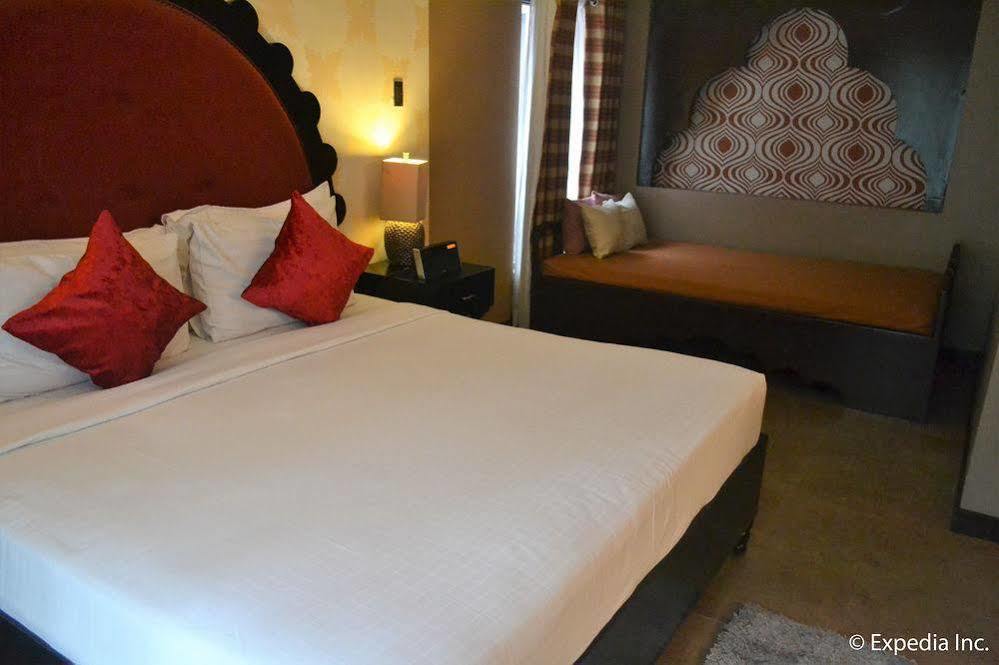 The Theodore Hotel タガイタイ エクステリア 写真